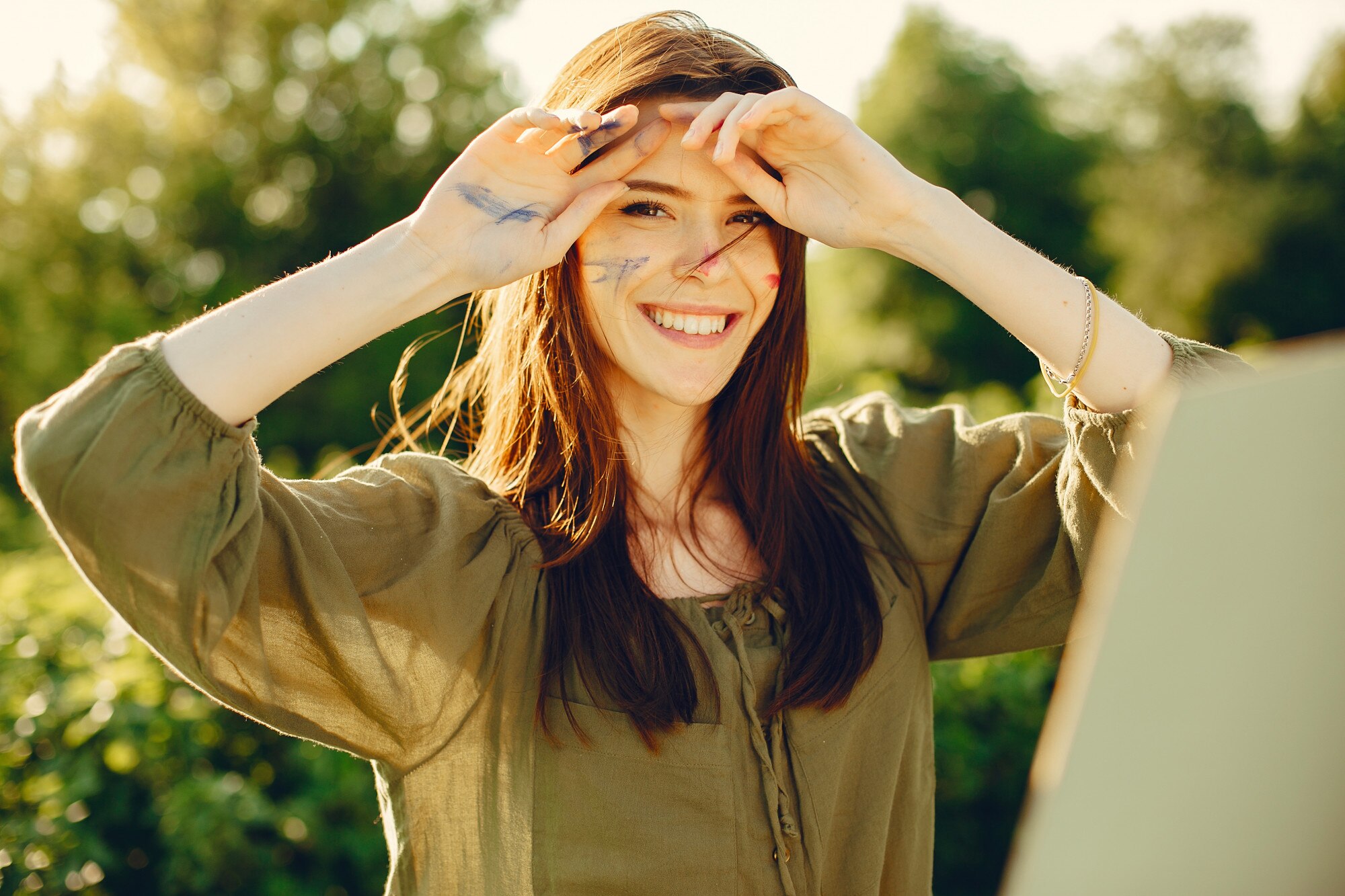 Persona joven disfrutando de un jardín con luz natural, símbolo de bienestar visual